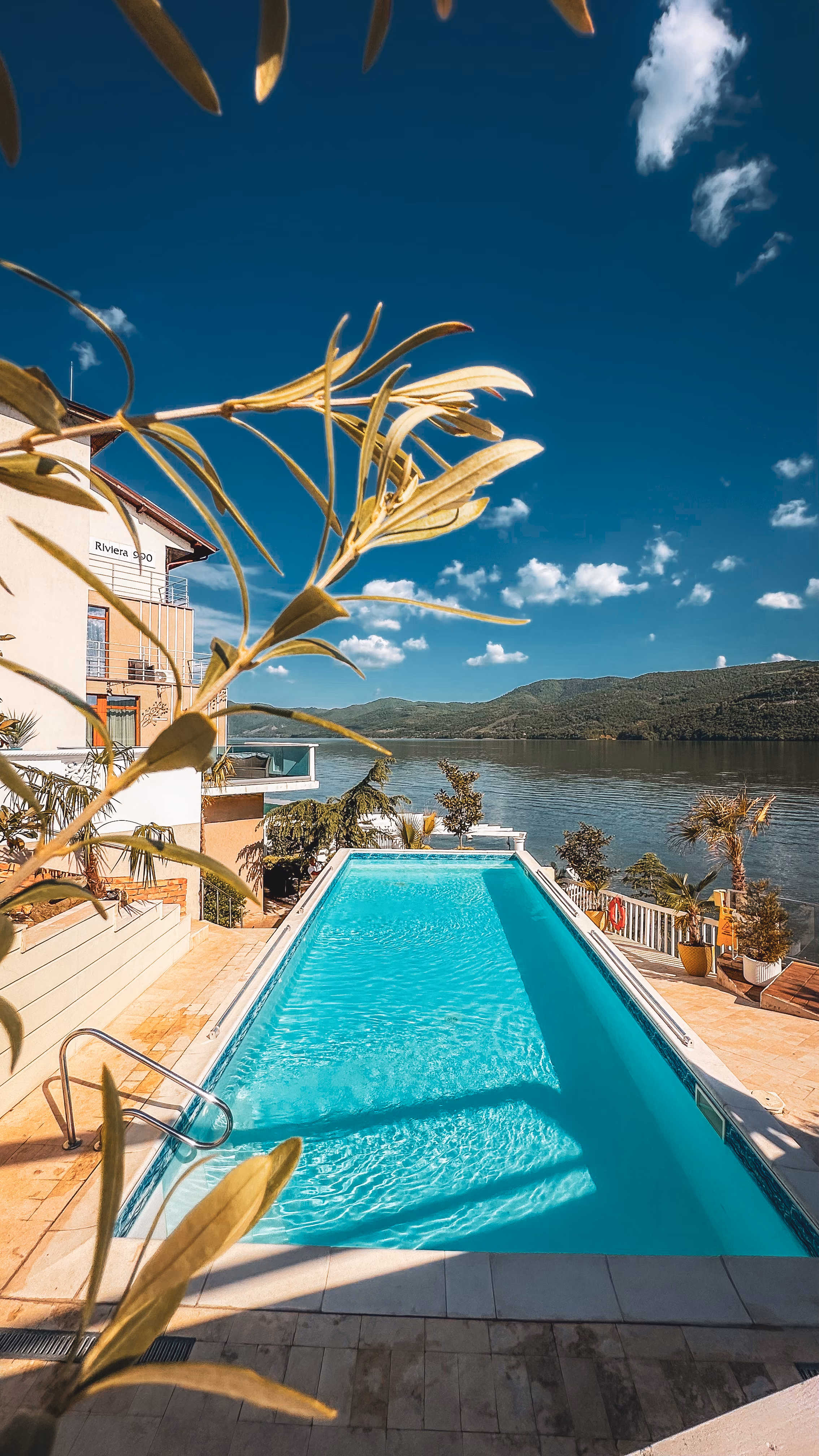 Riviera 990 Resort & Restaurant
